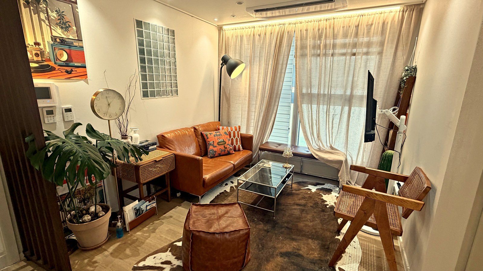 Living room of Maison Sangdo I with a leather sofa and warm lamplight